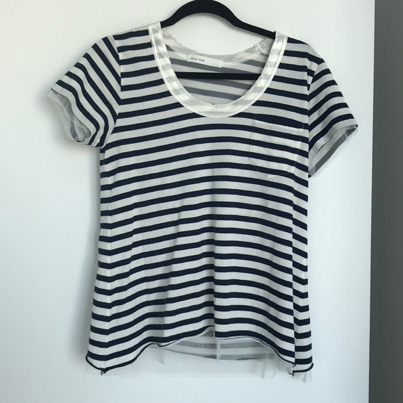 Pretty top with net layered detail - Picture 2 of 4